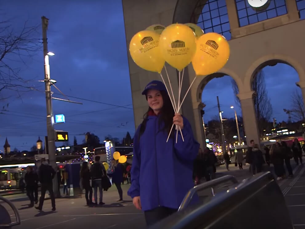 LED Ballone, Ballone, Licht, light, Lichtballon, Werbung, guerilla, Advertising, Nacht, Abend, Dunkelheit, Out of Home, OOH